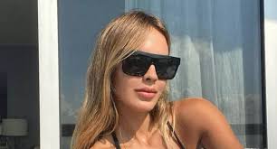 Shannon de Lima posó en vestido de baño, mostrando su figura.