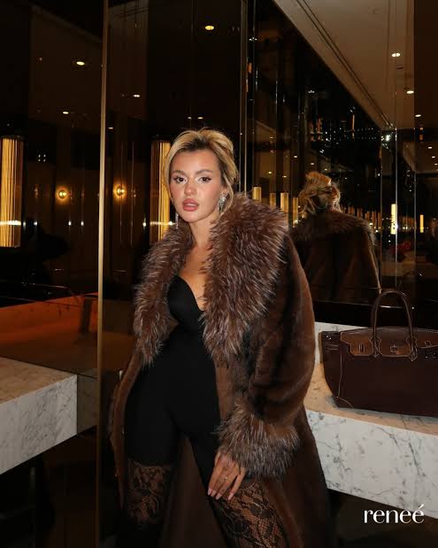 Night out, lights off, outfit on✨ shop the look at renee.com.ro 💕 Palton  maro: 398567 Ciorapi dres: 364994