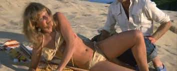 Par d'imperceptibles étapes, le décor paradisiaque de plage isolée où ils s'installent se charge de mystères avant de se transformer en un véritable enfer : Film Review Long Weekend 1978 Hnn