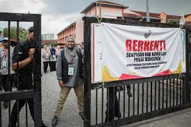 Result pru 14 untuk jumlah kerusi dewan undangan negeri (dun) dan parlimen yang dimenangi oleh setiap parti yang bertanding boleh dirujuk di pautan. Pengundian Prk Semenyih Berakhir