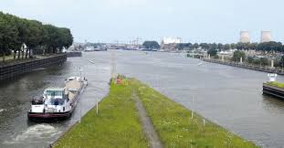 Het julianakanaal begint ten noorden van maastricht als aftakking van de maas en eindigt ongeveer 36 kilometer verder bij maasbracht, waar het water weer terug de maas instroomt. Julianakanaal Knooppunter