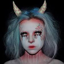 Weiblicher Teufel Mit Interessanter Variante Des Teufel Make Ups Teufel Schminken Horror Make Up Fantasy Make Up