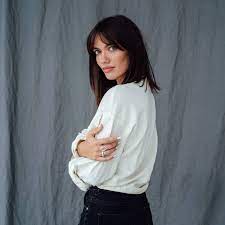 Section out the hair belonging to your bangs. How To Create Curtain Bangs No Haircut Or Hot Tools