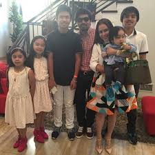 Manny pacquiao serves as a senator of the philippines. Manny Pacquiao Family Wife Mother Father Children Successstory