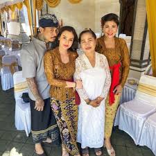 Bahkan ia beberapa kali mendapatkan tawaran berakting. 10 Potret Kemesraan Jerinx Dan Nora Alexandra Setia Saling Dukung