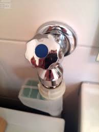 .wasserhahn aufgedreht ist, fließt das wasser entsprechend des jeweiligen waschprogramms in nachdem im anschluss das klare wasser abgepumpt wurde, beginnt die waschmaschine den. Wie Sie Ihre Waschmaschine Richtig Anschliessen Schritt Fur Schritt Anleitung