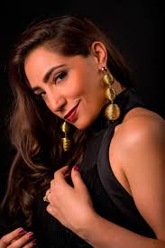 LeslieCartaya, una cantante con olor a Cuba 🎶🌹🇨🇺 Leslie Cartaya, es una  joven cantante y compositora, quien a la corta edad de 19 años dejó su  natal Cuba para mudarse a los