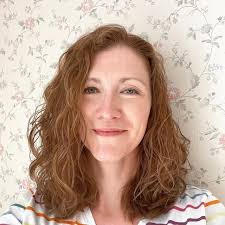 두 명의 코비드 사망자, 한 명은 지역 커뮤니티 극장 그룹에서 그리고 한 명은 교회에서. 하나는 백신이 나오기 전이었고, 다른 하나는  백신 접종을 너무 늦을 때까지 미루었다.