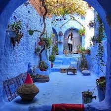 A Cidade Azul Conhecida Como Chefchaouen Marrocos E Conhecida Pelos Impressionantes Edificios Pintados De Azul Que Adornam Blue City Morocco Travel Morocco