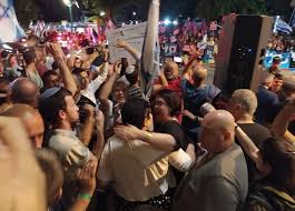 מאמינה באחדות רבני פתח תקווה במכתב לניר אורבך עצור רגע לפני התהום, חזור בך. Q 5rfmrgq146gm