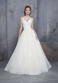 Diversi vestiti da sposa tra cui scegliere. Abiti Da Sposa Semplici Atelier Sposiamoci