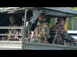 Soldat in belgien nach anschlagsdrohung weiter flüchtig. Belgien Deutschland Hilft Bei Suche Nach Bewaffnetem Rechtextremisten Youtube