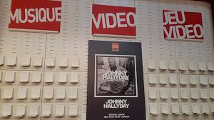 Johnny hallyday vient de sortir un nouvel album live, rester vivant tour, enregistré à bruxelles quelques jours a 73 ans, johnny hallyday en a encore sous la semelle, comme en témoigne son agenda surchargé de quoi rappeler l'étendue de l'immense carrière du rocker de tous les français. Album Posthume De Johnny Hallyday Dans Le Nord Tout Le Monde L Attend