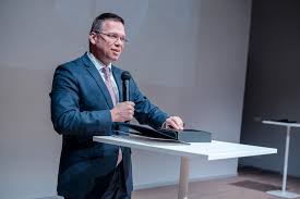 Pontosabban arról, hogy bármiről szívesen megmondanak, ha budapest úgy dönt. A Mome Diszpolgari Cimet Kapta Furjes Balazs