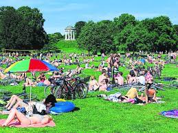 Aerial view over munich and its popular englischer garten, very green and symbolic healthy park of the bavarian capital. Munchen Zu Viel Gaudi Im Englischen Garten Altstadt Lehel