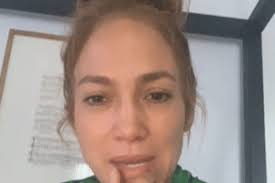 Jennifer Lopez faz live surpresa sem maquiagem
