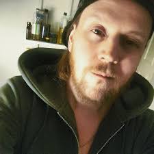 He doesn't even need a bottom string