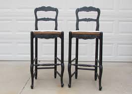 Decorative kiss and rush bar stool features include: Franzosisch Country Bar Stuhl Mit Geschnitzten Zuruck In Schwarzer Farbe Rush Sitz Holz Hocker Hoch Design Cool Bar Stools Country Bar Stools French Bar Stool