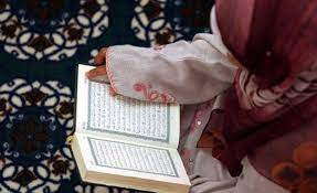 Tartil (perlahan lahan) ketika tilawah (membaca) sebagai seorang muslim kita diperbolehkan membawa mushaf al quran di kantong atau di saku baju. Apakah Wajib Memakai Jilbab Saat Membaca Al Qur An Sendirian Di Rumah