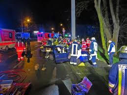 Feuerwehr Gelsenkirchen 40 Jahriger Pkw Fahrer Fuhr Gegen Strommast Der Ruhrbahn Fahrer Wurde Eingeklemmt Und Musste Von Der Feuerwehr Befreit Werden Essen