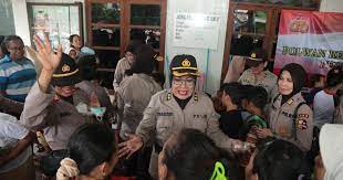 Jakarta Www Tribunus Co Id Banjir Menimbulkan Penderitaan Bagi Korbannya Termasuk Anak Anak Kondisi Ini Membuat Brigjen Pol Dr Dra Juans Jaya Anak Ikan