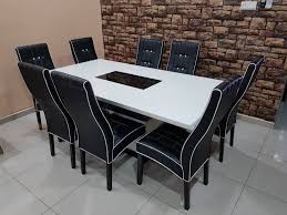 Mejanya sangat kuat dan kokoh serta memiliki bagian atas kayu jati tebal 40mm yang diletakkan di atas dua alas. Meja Makan 8 Kerusi
