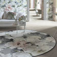 This carpet is woven mainly in dhurrie in india, but also in other places in the country. Designers Guild Teppich Peonia Grande Zinc
