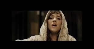 Éblouie par la nuit à coup de lumière mortelle a frôler les bagnoles les yeux comme des têtes d'épingle. Zaz Eblouie Par La Nuit Elle Fait Fuir Un Sdf Purepeople