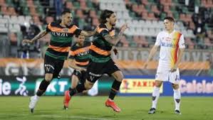 Forte fa gioire zanetti ma preoccupa la pochezza offensiva dei giallorossi il venezia conquista l'andata della semifinale playoff contro il lecce grazie a un gol. 96o84quc1x8ysm