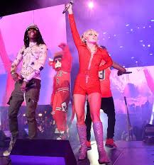 Lollapalooza takes place in the historic grant park between the iconic chicago skyline and the shores of lake michigan. Xmouulvfeaqqm