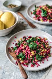 Pinker Couscoussalat Mit Grunkohl Goldmais Eat This Foodblog Vegane Rezepte Stories Rezept Grunkohl Grunkohl Vegetarisch Orientalisches Essen