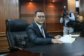 Ve şimdiki menteri besar'ı amirudin shari , ofis 19 haziran 2018. Amirudin Shari Ø¹Ù„Ù‰ ØªÙˆÙŠØªØ± Bismillahirahmanirahim Memulakan Tugas Pada Pagi Ini Di Pejabat Dato Menteri Besar Selangor Diiringi Bersama Ahli Majlis Mesyuarat Kerajaan Negeri Dan Dato Mohd Amin Bin Ahmad Ahya Setiausaha Kerajaan
