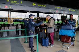 A qualidade da recepção do viajante faz do aeroporto de lisboa um dos aeroportos mais agradáveis da áfrica austral. Visao Covid 19 Incerteza Apressou Partida E Chegada De Passageiros No Aeroporto De Lisboa