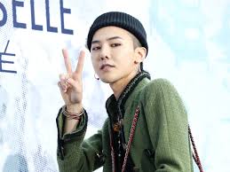G dragon posa para la revista vogue korea para su 20 aniversario, en la edicion del mes de agosto, en el cual la sesión de fotos fue realizada por el famosisimo diseñador karl lagerfeld. G Dragon Hints At Bigbang Comeback Says He S Focusing On Making New Music In Dazed S Interview Pinkvilla