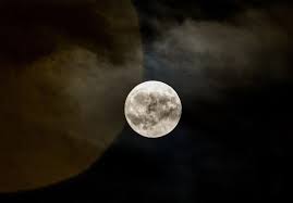 La luna llena de noviembre envuelve al castillo de burriac. Jij6puabjx4wqm