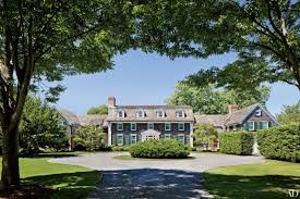 This one was presented by thomas classic homes on the corner of 4th and avenue b. 14 High Style Hamptons Houses Glamour