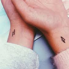 Tatuajes De Amor Para Parejas Muy Enamoradas Con Imagenes Tatuajes Para Muneca Diminutos Tatuajes Minimalistas Tatuajes Que Hacen Juego