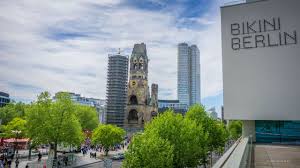 There is a shopping area for everybody. Einkaufcenter In Berlin Bikinihaus Shoppen Schnabulieren Flanieren