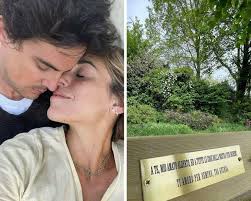 La panchina di Guenda per il fidanzato morto in un incidente: tanti a  pregare ed a portare un fiore