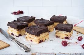 Schneewittchenkuchen, den du vielleicht als donauwelle kennst, war in der ddr ein beliebtes dessert. Beschwibster Schneewittchen Kuchen Rum Kuchen Mit Kirschen Pudding Meine Kuechenschlacht