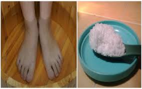 Air garam bersifat ionik dan akan mengeluarkan racun dengan cara memaksa racun keluar melalui kaki. Kaki Termasuk Bagian Tubuh Yang Dipenuhi Ribuan Ujung Saraf Terlebih Di Sekitar Telapak Kaki Sehingga Bagian Ini Telah Digunakan Oleh Rendaman Kaki Kaki Kulit