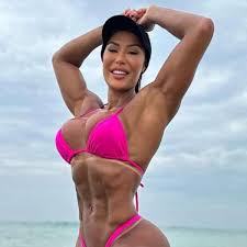 Gracyanne Barbosa usa maiô cavadíssimo e mostra demais em novo clique quente