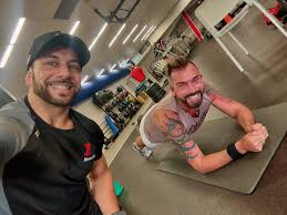 6am Club fun with Aaron.. Friday Funday @mr_smith_fitness #wowwowwow