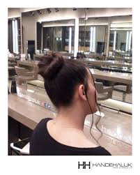Tepeden Topuz Modelleri Rahat Sik Ve Trend Olmanin Disinda Boynu Ve Boyu Uzun Gostermesi Acisindan Gelinlerin De Cok Ter Ear Tattoo Behind Ear Tattoo Wearable