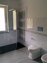 La più famosa ma anche la più costosa, difficilmente i prezzi scendono sotto i samo, azienda che opera nel settore dall'arredamento del bagno dal 1950, ha disegnato, tra le altre, la doccia unique (in foto), unica davvero nel suo. Bagno Con Piatto Doccia In Muratura Rivestito Con Mosaico Nero