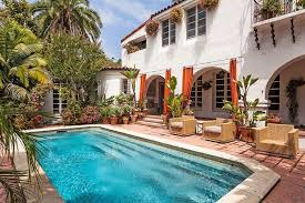 Step Inside An Exclusive 1920s Hollywood Hills Home With A Brilliant History Hollywood Hills Homes Spanish Style Homes Hollywood Homes