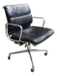 Timeless, sophisticated and refined, the herman miller eames management chair bears the distinctive stamp of charles and ray eames, the most famous design couple in the world. Vintage Mid Century Charles Eames For Herman Miller Soft Pad Executive Office Chair Chairish