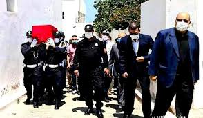 الحموشي ينعى وفاة الشرطي عبد السلام ويمنحه ترقية استثنائية صورة نعت المديرية العامة للأمن الوطني الشرطي Academic Dress News Fashion