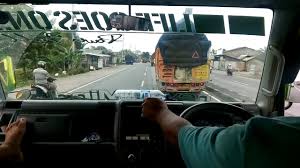 Ngobrol ngalor ngidul,buka bukaan besaran gaji jadi sopir truk vs gaji sopir bus.kali ini cak ikin ada tamu dari guys.ini merupakan. Truk Cabe Lagi Lagi Ditantang Duet Bus Pariwisata By Aaron Blenda