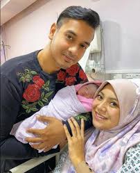 Mawar atau nama penuhnya, wan mawar shaputri wan abdul rashid berkata, dengan tambah mawar, suami, raf yaakob dan keluarga cukup bahagia dengan keputusan dibuat. Nikmat Kesakitan Yang Menginsafkan Mawar Rashid Kini Ibu Anak 2 Kongsi Pengorbanan Melahirkan Rossabella Cinta Nona